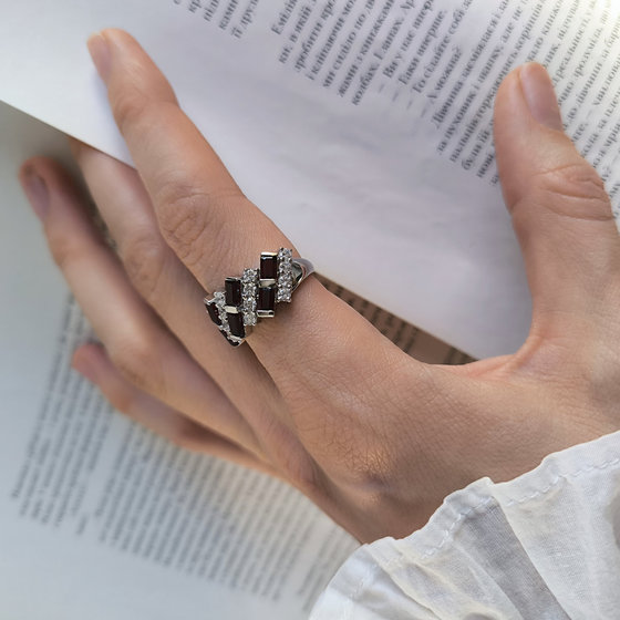 Серебряное кольцо с гранатом 5.692ct