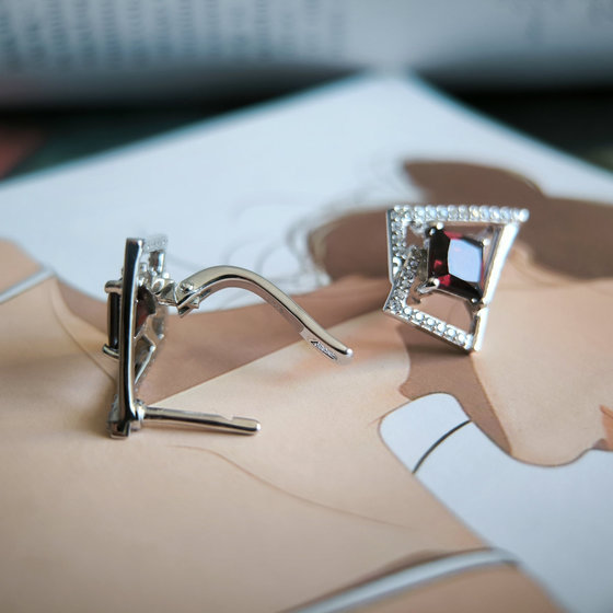 Серебряные серьги с гранатом 3.399ct