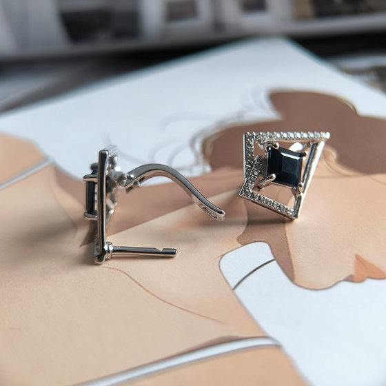 Серебряные серьги с сапфиром 3.344ct, фианитами