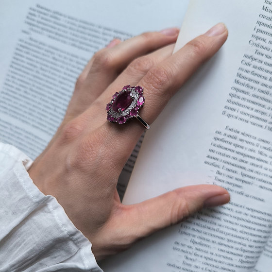 Серебряное кольцо с рубином, фианитами