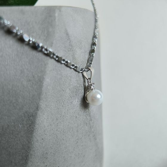 Silver pendant with pearls, fianites