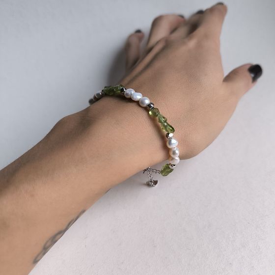Silver bracelet with chrysolite, baroque pearls