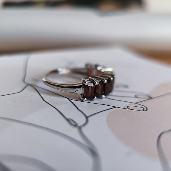 Серебряное кольцо с гранатом 3.283ct