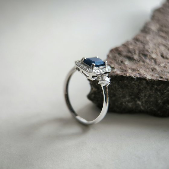 Серебряное кольцо с сапфиром, фианитами