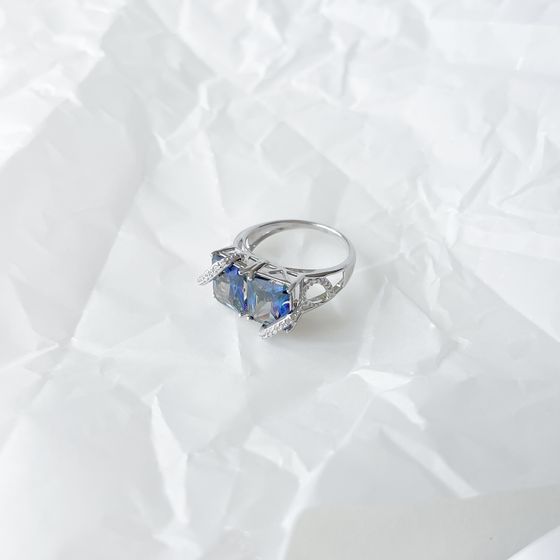 Silver ring with a 10.899-carat mystic topaz