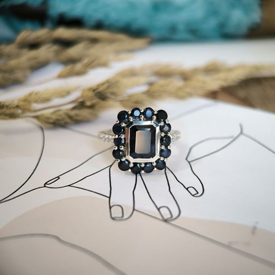 Срібна каблучка з сапфіром 5.82ct, фіанітами