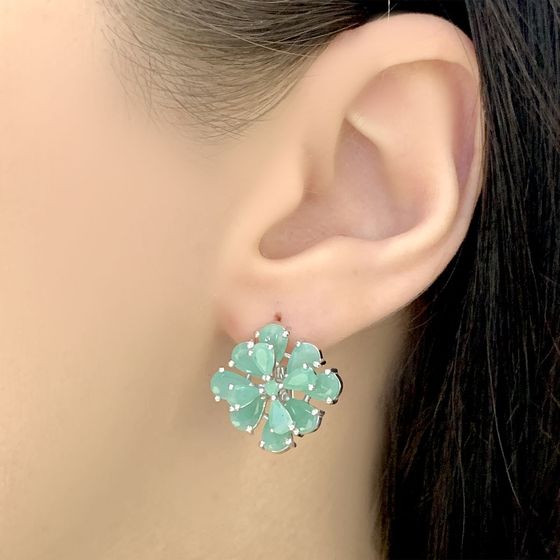 Silver earrings with a 3.901-carat emerald