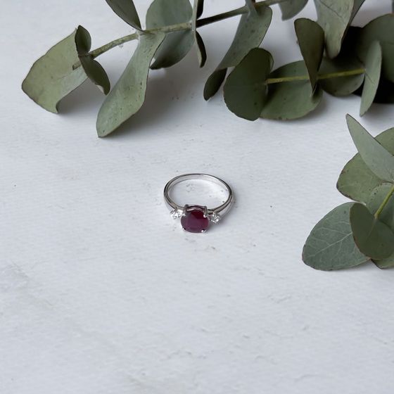 Срібна каблучка з рубіном 2.882ct, фіанітами