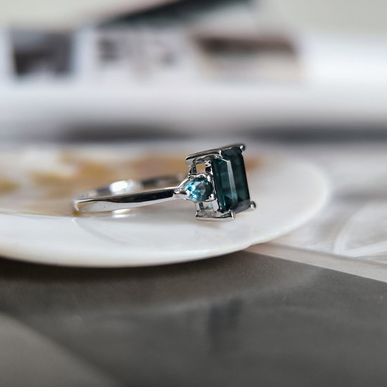 Серебряное кольцо с топазом Лондон Блю 1.647ct