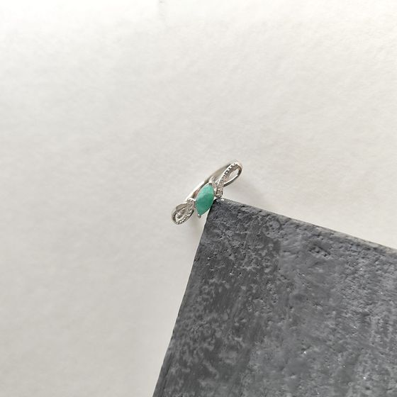 Silver ring with emerald 0.626ct, phianites