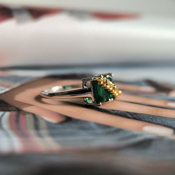 Silver ring with a 2.877-carat emerald