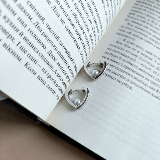 Silver earrings with pearls