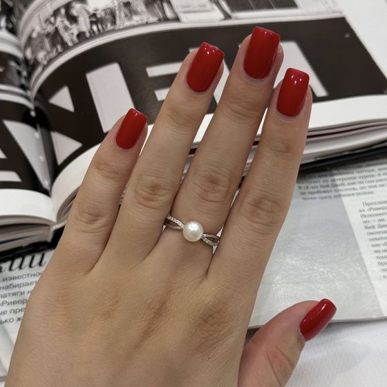 Серебряное кольцо с жемчугом, фианитами