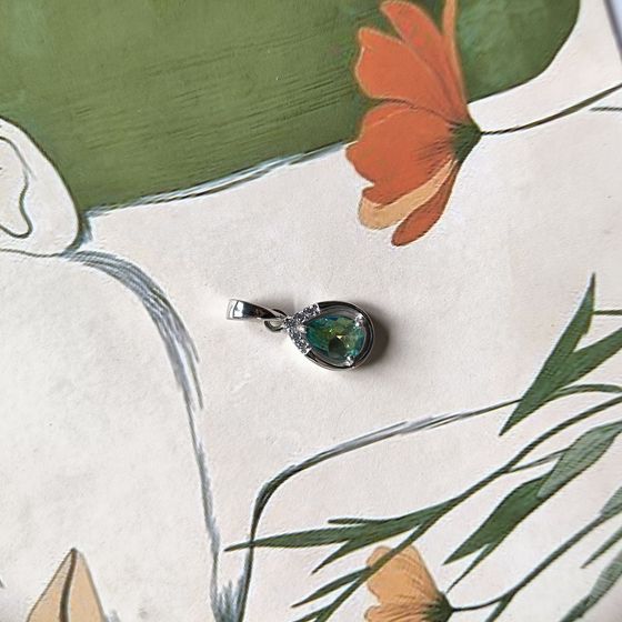 Silver pendant with a 0.555-carat mystic topaz