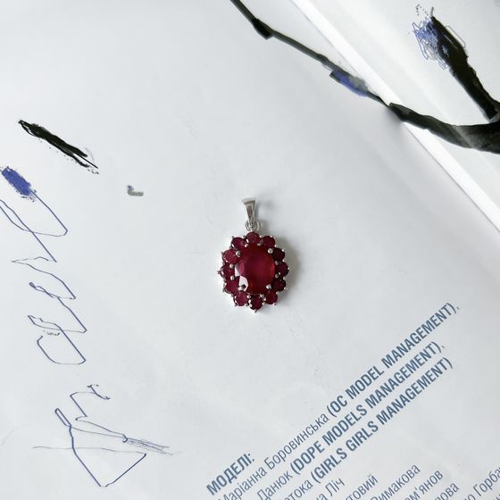 Silver pendant with a 5.388-carat ruby