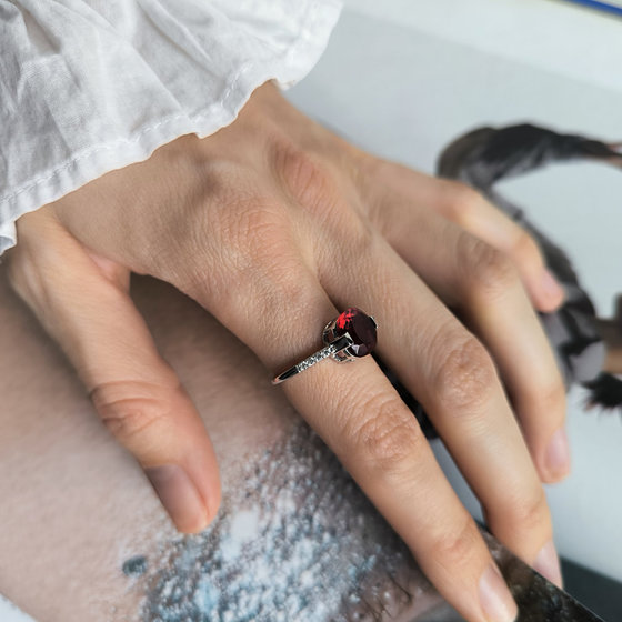 Серебряное кольцо с гранатом nano, фианитами