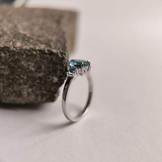 Серебряное кольцо с топазом Лондон Блю 0.963ct