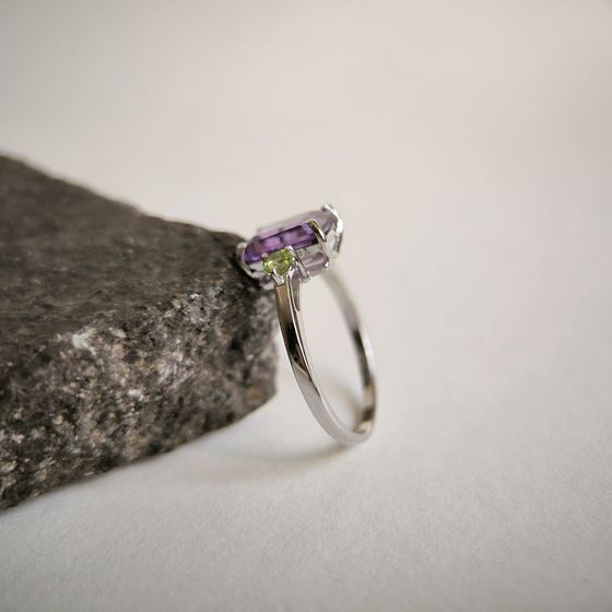 Sterling silver ring with 2.558ct amethyst,