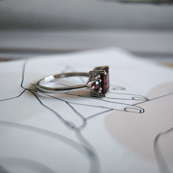 Серебряное кольцо с гранатом 2.425ct
