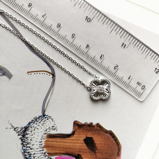 Silver necklace with phianites