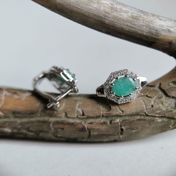 Срібні сережки зі смарагдом, фіанітами