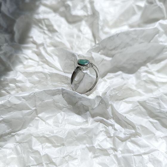 Срібна каблучка зі смарагдом 1.107ct, фіанітами