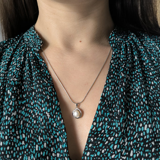 Серебряная подвеска с жемчугом