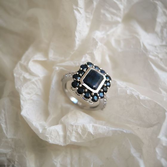Срібна каблучка з сапфіром 5.82ct, фіанітами