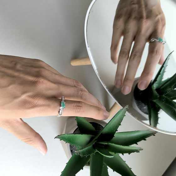 Silver ring with emerald 0.626ct, phianites
