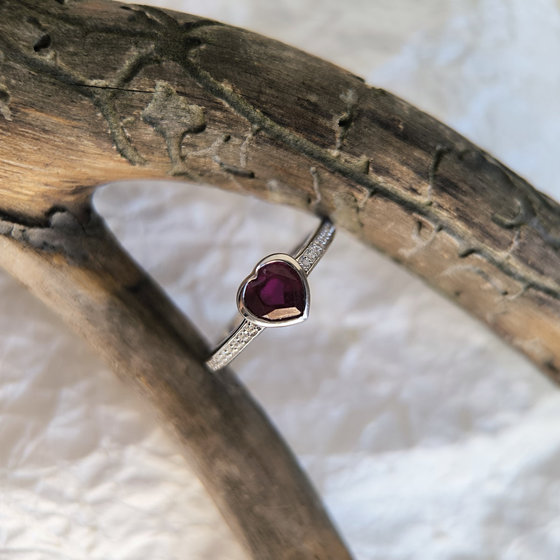 Серебряное кольцо с рубином 1.312ct, фианитами