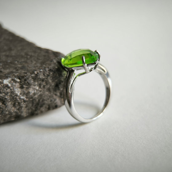 Silver ring with a 4.855-carat chrysolite