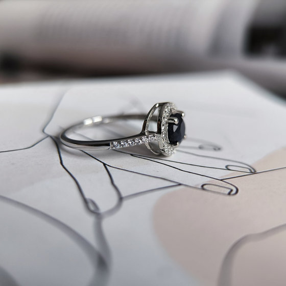 Серебряное кольцо с сапфиром, фианитами