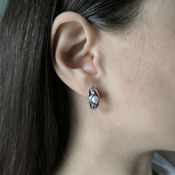 Silver earrings with pearls