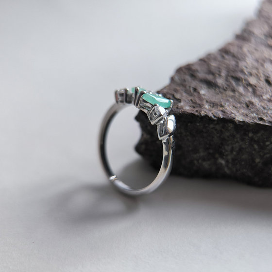 Серебряное кольцо с изумрудом 0.8ct