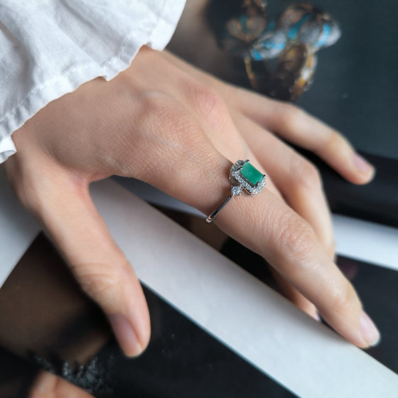 Серебряное кольцо с изумрудом 1.651ct