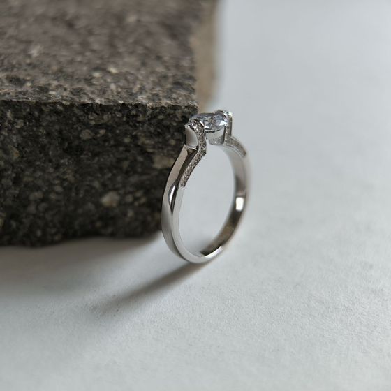 Серебряное кольцо с фианитами