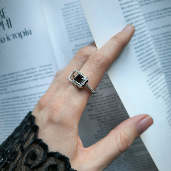 Серебряное кольцо с гранатом 1.828ct