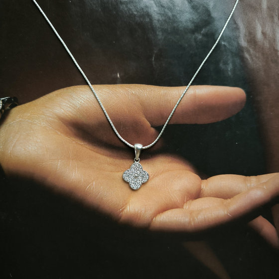 Silver pendant with cubic zirconia