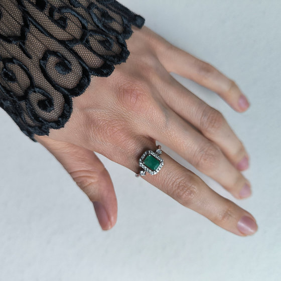 Серебряное кольцо с изумрудом 1.651ct