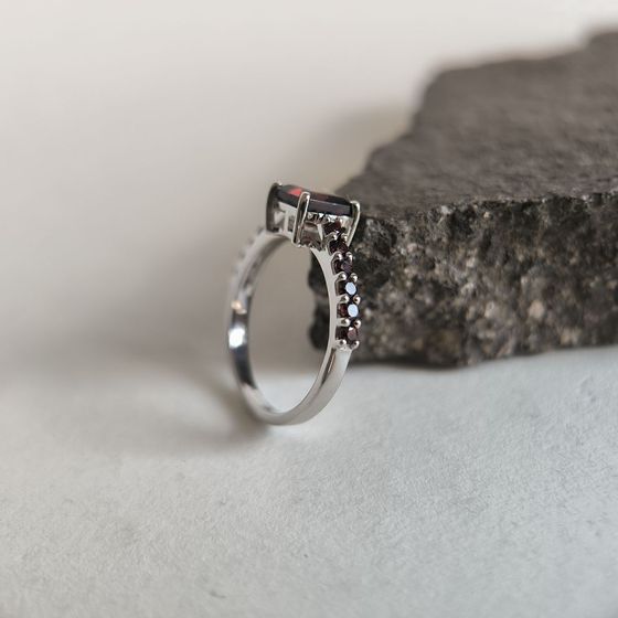 Серебряное кольцо с гранатом 2.058ct