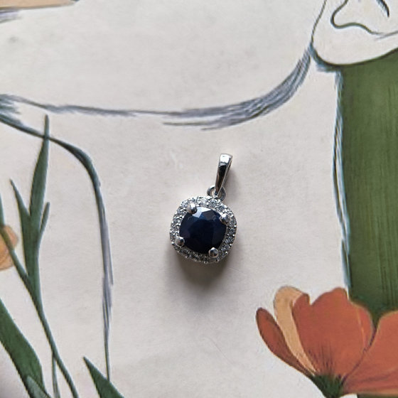 Silver pendant with 1.389ct sapphire, cubic zirconia