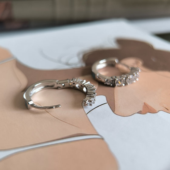 Серебряные серьги с фианитами, емаллю