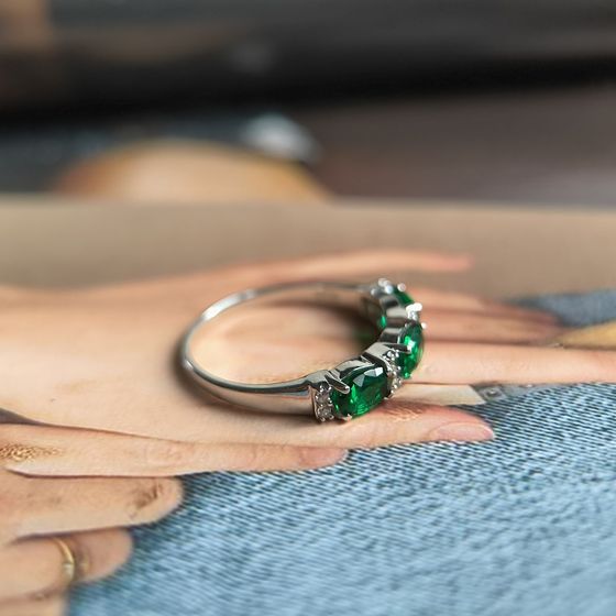 Silver ring with a 1.136-carat emerald