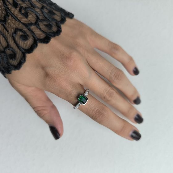 Silver ring with a 1.045-carat emerald