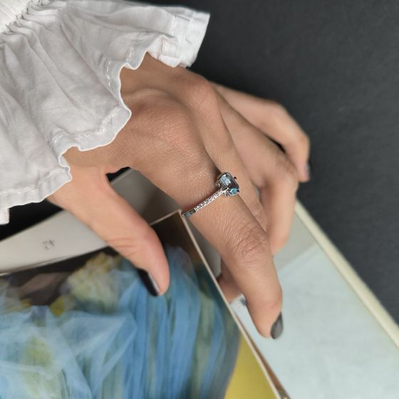 Серебряное кольцо с топазом 1.402ct, фианитами