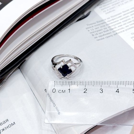 Срібна каблучка з сапфіром 2.13ct, фіанітами