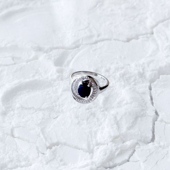 Срібна каблучка з сапфіром 1.729ct, фіанітами