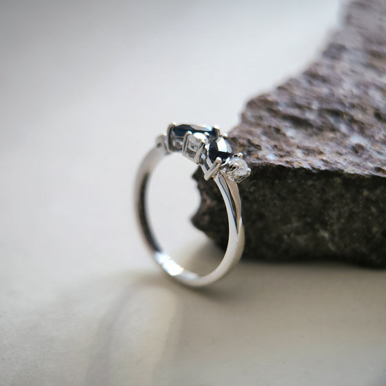 Серебряное кольцо с сапфиром, фианитами