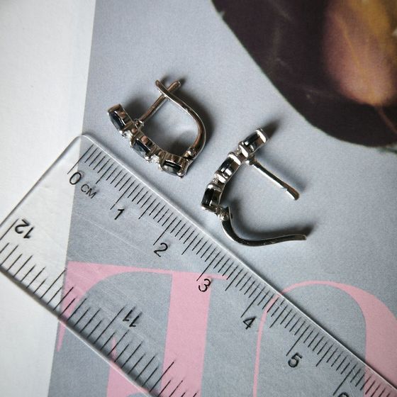 Срібні сережки з сапфіром 4.073ct, фіанітами