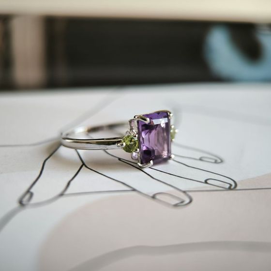 Sterling silver ring with 2.558ct amethyst,